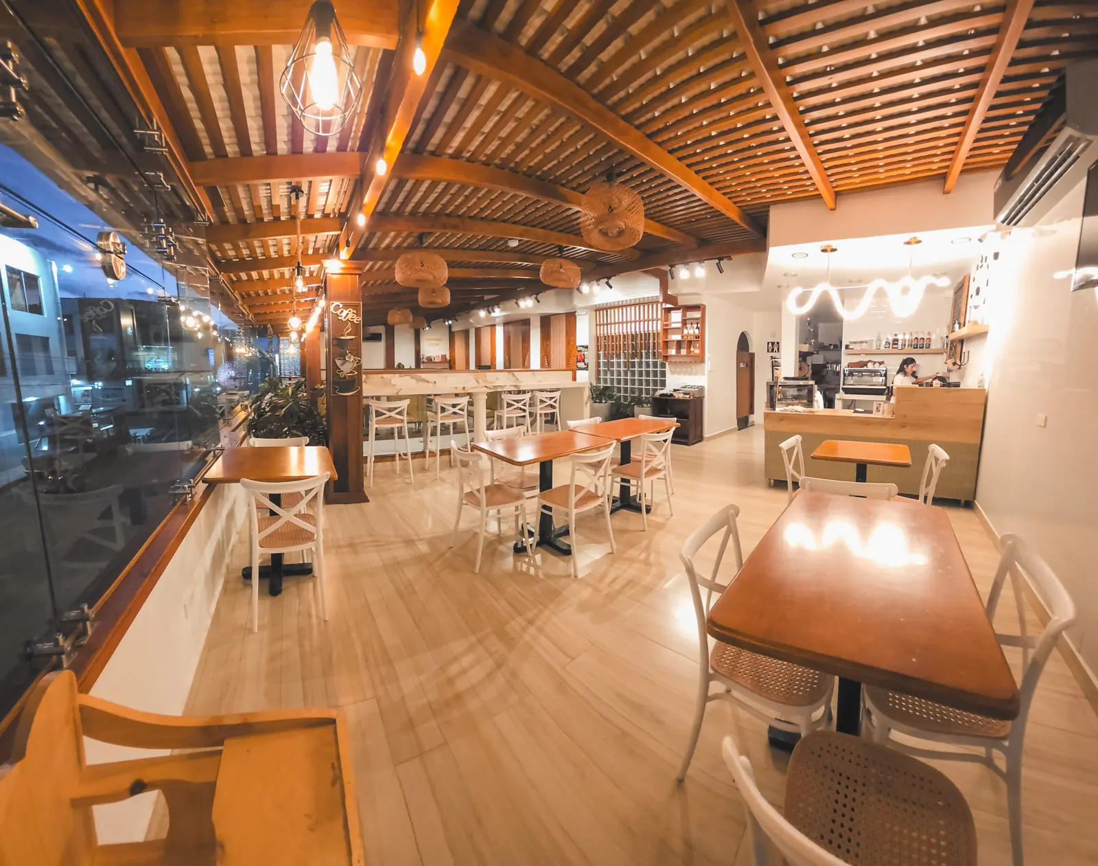 Interior de Mikuna Cafetería Amazónica
