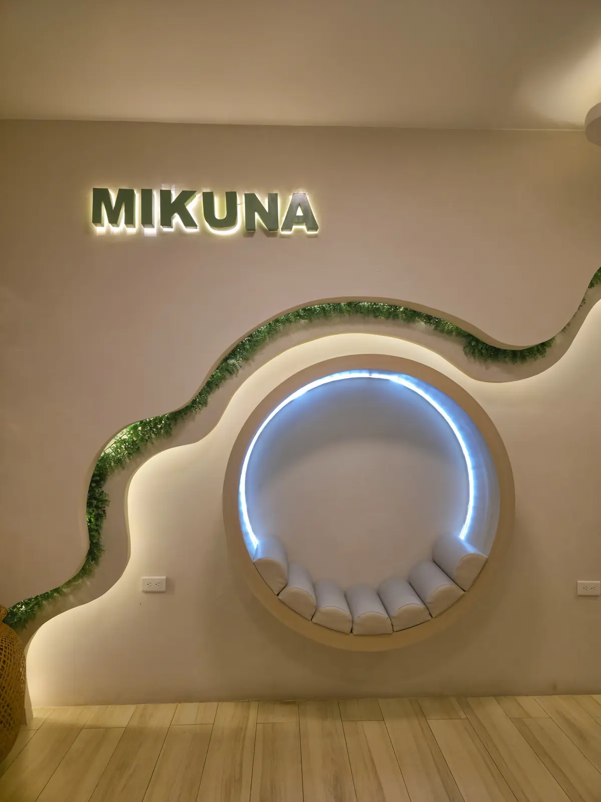 Rincón iluminado con el letrero de Mikuna